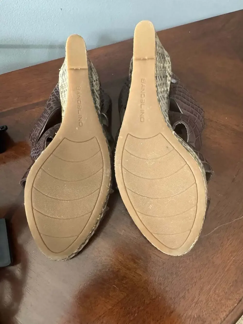 Bandolino BDAVARNAH Brown Croco Embossed Wedge Sandals